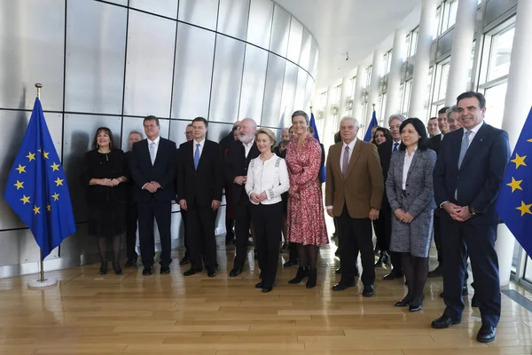 Πρώτη εβδομαδιαία συνεδρίαση του σώματος της νέας Ευρωπαϊκής Επιτροπής στη Β — Φωτογραφία Αρχείου