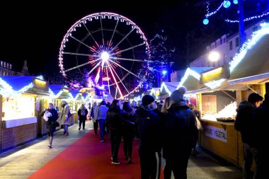 1 Aralık 2019 'da Brüksel, Belçika' da Noel Pazarı 'nda kalabalık yürüyüşü