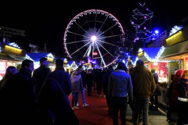 1 Aralık 2019 'da Brüksel, Belçika' da Noel Pazarı 'nda kalabalık yürüyüşü