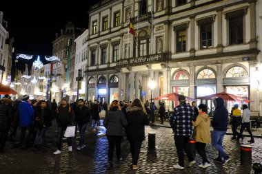 1 Aralık 2019 'da Brüksel, Belçika' da Noel Pazarı 'nda kalabalık yürüyüşü. 