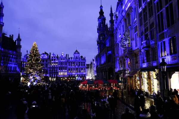 Světelná Show Grand Place Obrovský Vánoční Stromek Davem Lidí Kteří — Stock fotografie