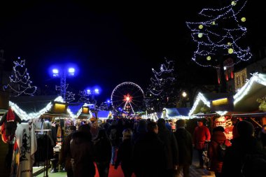 1 Aralık 2019 'da Brüksel, Belçika' da Noel Pazarı 'nda kalabalık yürüyüşü