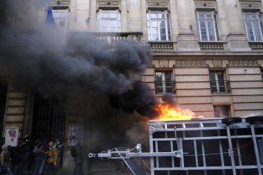 Fransa 'nın Paris kentinde 2005 Aralık 2019' da düzenlenen emeklilik reformlarına karşı düzenlenen gösteride protestocular Fransız toplum polisiyle çatıştı.. 