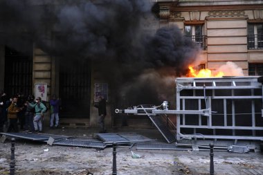Fransa 'nın Paris kentinde 2005 Aralık 2019' da düzenlenen emeklilik reformlarına karşı düzenlenen gösteride protestocular Fransız toplum polisiyle çatıştı.. 