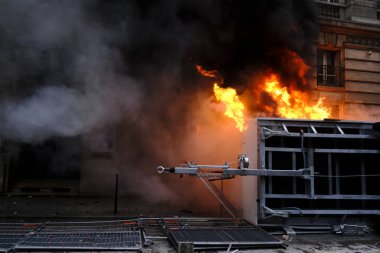 Fransa 'nın Paris kentinde 2005 Aralık 2019' da düzenlenen emeklilik reformlarına karşı düzenlenen gösteride protestocular Fransız toplum polisiyle çatıştı.. 