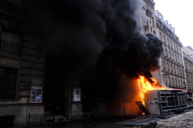 Fransa 'nın Paris kentinde 2005 Aralık 2019' da düzenlenen emeklilik reformlarına karşı düzenlenen gösteride protestocular Fransız toplum polisiyle çatıştı.. 