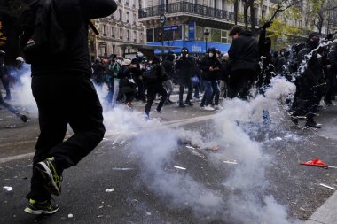 Fransa 'nın Paris kentinde 2005 Aralık 2019' da düzenlenen emeklilik reformlarına karşı düzenlenen gösteride protestocular Fransız toplum polisiyle çatıştı.. 