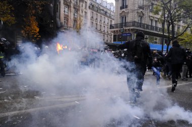 Fransa 'nın Paris kentinde 2005 Aralık 2019' da düzenlenen emeklilik reformlarına karşı düzenlenen gösteride protestocular Fransız toplum polisiyle çatıştı.. 