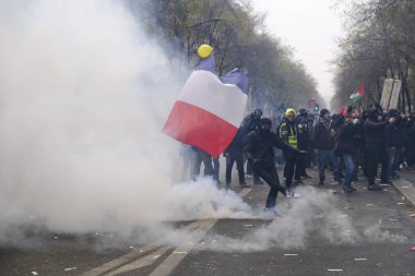 Fransa 'nın Paris kentinde 2005 Aralık 2019' da düzenlenen emeklilik reformlarına karşı düzenlenen gösteride protestocular Fransız toplum polisiyle çatıştı.. 