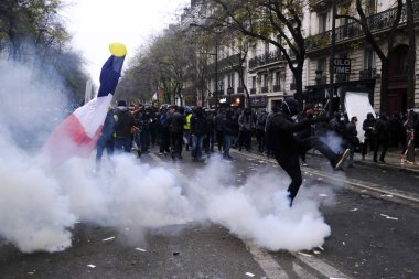 Fransa 'nın Paris kentinde 2005 Aralık 2019' da düzenlenen emeklilik reformlarına karşı düzenlenen gösteride protestocular Fransız toplum polisiyle çatıştı.. 