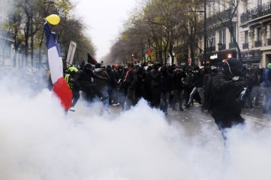 Fransa 'nın Paris kentinde 2005 Aralık 2019' da düzenlenen emeklilik reformlarına karşı düzenlenen gösteride protestocular Fransız toplum polisiyle çatıştı.. 