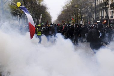 Fransa 'nın Paris kentinde 2005 Aralık 2019' da düzenlenen emeklilik reformlarına karşı düzenlenen gösteride protestocular Fransız toplum polisiyle çatıştı.. 