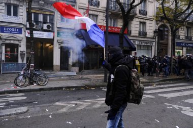 Fransa 'nın Paris kentinde 2005 Aralık 2019' da düzenlenen emeklilik reformlarına karşı düzenlenen gösteride protestocular Fransız toplum polisiyle çatıştı.. 