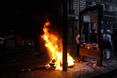 Fransa 'nın Paris kentinde 2005 Aralık 2019' da düzenlenen emeklilik reformlarına karşı düzenlenen gösteride protestocular Fransız toplum polisiyle çatıştı.. 