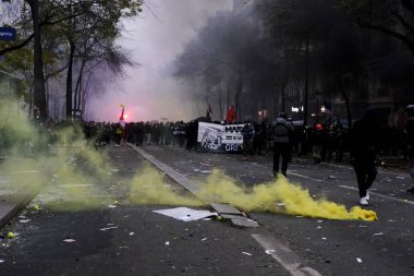Fransa 'nın Paris kentinde 2005 Aralık 2019' da düzenlenen emeklilik reformlarına karşı düzenlenen gösteride protestocular Fransız toplum polisiyle çatıştı.. 