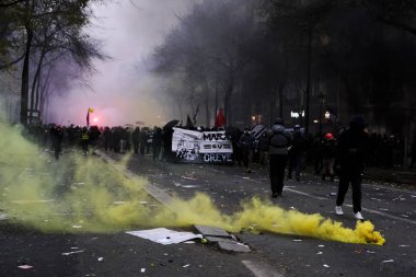 Fransa 'nın Paris kentinde 2005 Aralık 2019' da düzenlenen emeklilik reformlarına karşı düzenlenen gösteride protestocular Fransız toplum polisiyle çatıştı.. 
