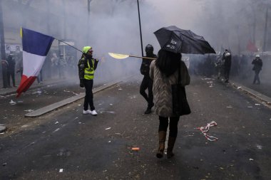 Fransa 'nın Paris kentinde 2005 Aralık 2019' da düzenlenen emeklilik reformlarına karşı düzenlenen gösteride protestocular Fransız toplum polisiyle çatıştı.. 