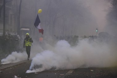 Fransa 'nın Paris kentinde 2005 Aralık 2019' da düzenlenen emeklilik reformlarına karşı düzenlenen gösteride protestocular Fransız toplum polisiyle çatıştı.. 