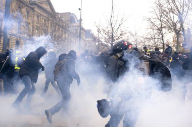 Fransa 'nın Paris kentinde 2005 Aralık 2019' da düzenlenen emeklilik reformlarına karşı düzenlenen gösteride protestocular Fransız toplum polisiyle çatıştı.. 
