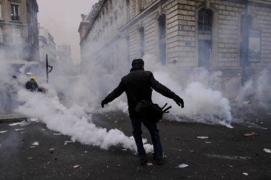 Fransa 'nın Paris kentinde 2005 Aralık 2019' da düzenlenen emeklilik reformlarına karşı düzenlenen gösteride protestocular Fransız toplum polisiyle çatıştı.. 