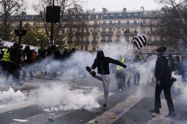 Fransa 'nın Paris kentinde 2005 Aralık 2019' da düzenlenen emeklilik reformlarına karşı düzenlenen gösteride protestocular Fransız toplum polisiyle çatıştı.. 