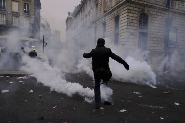 Fransa 'nın Paris kentinde 2005 Aralık 2019' da düzenlenen emeklilik reformlarına karşı düzenlenen gösteride protestocular Fransız toplum polisiyle çatıştı.. 