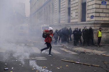 Fransa 'nın Paris kentinde 2005 Aralık 2019' da düzenlenen emeklilik reformlarına karşı düzenlenen gösteride protestocular Fransız toplum polisiyle çatıştı.. 
