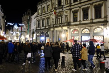 1 Aralık 2019 'da Brüksel, Belçika' da Noel Pazarı 'nda kalabalık yürüyüşü. 