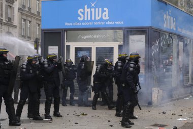 Fransız isyan polisi, Paris, Fransa 'da 2005 Aralık 2019' da düzenlenen emeklilik reformlarına karşı düzenlenen gösteride protestocularla çatıştı..