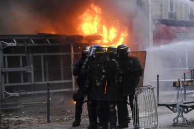Fransız isyan polisi, Paris, Fransa 'da 2005 Aralık 2019' da düzenlenen emeklilik reformlarına karşı düzenlenen gösteride protestocularla çatıştı..