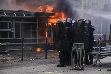 Fransız isyan polisi, Paris, Fransa 'da 2005 Aralık 2019' da düzenlenen emeklilik reformlarına karşı düzenlenen gösteride protestocularla çatıştı..