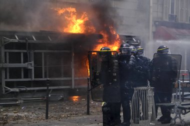 Fransız isyan polisi, Paris, Fransa 'da 2005 Aralık 2019' da düzenlenen emeklilik reformlarına karşı düzenlenen gösteride protestocularla çatıştı..