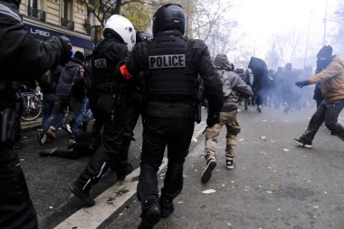 Fransız isyan polisi, Paris, Fransa 'da 2005 Aralık 2019' da düzenlenen emeklilik reformlarına karşı düzenlenen gösteride protestocularla çatıştı..