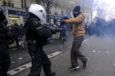 Fransız isyan polisi, Paris, Fransa 'da 2005 Aralık 2019' da düzenlenen emeklilik reformlarına karşı düzenlenen gösteride protestocularla çatıştı..