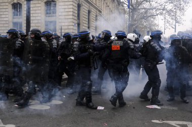 Fransız isyan polisi, Paris, Fransa 'da 2005 Aralık 2019' da düzenlenen emeklilik reformlarına karşı düzenlenen gösteride protestocularla çatıştı..