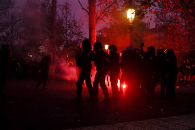 Fransız isyan polisi, Paris, Fransa 'da 2005 Aralık 2019' da düzenlenen emeklilik reformlarına karşı düzenlenen gösteride protestocularla çatıştı..