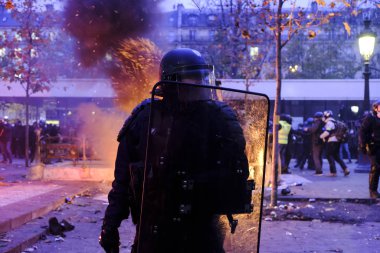 Fransız isyan polisi, Paris, Fransa 'da 2005 Aralık 2019' da düzenlenen emeklilik reformlarına karşı düzenlenen gösteride protestocularla çatıştı..