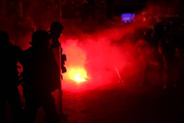 Fransız isyan polisi, Paris, Fransa 'da 2005 Aralık 2019' da düzenlenen emeklilik reformlarına karşı düzenlenen gösteride protestocularla çatıştı..