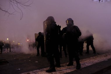Fransız isyan polisi, Paris, Fransa 'da 2005 Aralık 2019' da düzenlenen emeklilik reformlarına karşı düzenlenen gösteride protestocularla çatıştı..