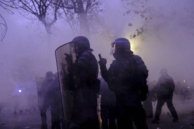 Fransız isyan polisi, Paris, Fransa 'da 2005 Aralık 2019' da düzenlenen emeklilik reformlarına karşı düzenlenen gösteride protestocularla çatıştı..