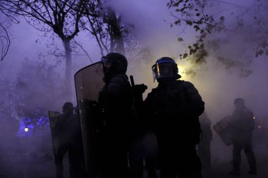 Fransız isyan polisi, Paris, Fransa 'da 2005 Aralık 2019' da düzenlenen emeklilik reformlarına karşı düzenlenen gösteride protestocularla çatıştı..