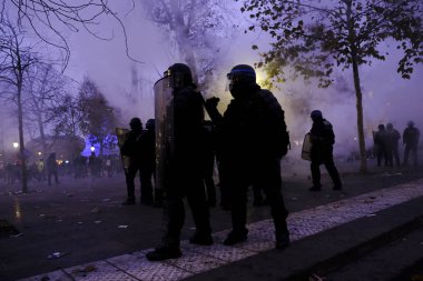 Fransız isyan polisi, Paris, Fransa 'da 2005 Aralık 2019' da düzenlenen emeklilik reformlarına karşı düzenlenen gösteride protestocularla çatıştı..