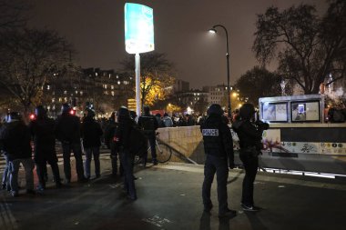 Fransız isyan polisi, Paris, Fransa 'da 2005 Aralık 2019' da düzenlenen emeklilik reformlarına karşı düzenlenen gösteride protestocularla çatıştı..
