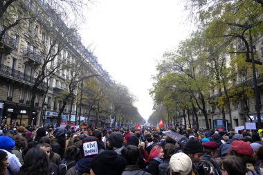 5 Aralık 2019 'da Paris, Fransa' da emeklilik reformlarına karşı düzenlenen bir gösteri sırasında insanlar yürüdü..