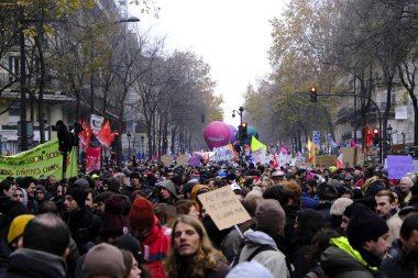 5 Aralık 2019 'da Paris, Fransa' da emeklilik reformlarına karşı düzenlenen bir gösteri sırasında insanlar yürüdü..