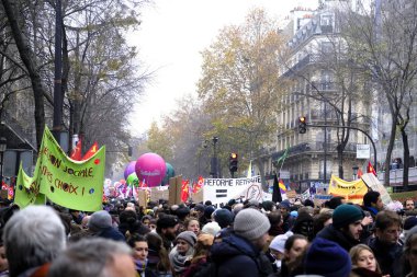 5 Aralık 2019 'da Paris, Fransa' da emeklilik reformlarına karşı düzenlenen bir gösteri sırasında insanlar yürüdü..
