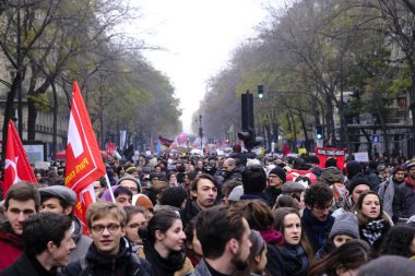 5 Aralık 2019 'da Paris, Fransa' da emeklilik reformlarına karşı düzenlenen bir gösteri sırasında insanlar yürüdü..