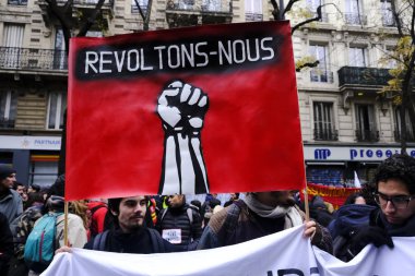 5 Aralık 2019 'da Paris, Fransa' da emeklilik reformlarına karşı düzenlenen bir gösteri sırasında insanlar yürüdü..
