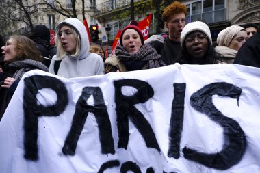 5 Aralık 2019 'da Paris, Fransa' da emeklilik reformlarına karşı düzenlenen bir gösteri sırasında insanlar yürüdü..