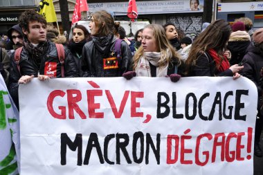 5 Aralık 2019 'da Paris, Fransa' da emeklilik reformlarına karşı düzenlenen bir gösteri sırasında insanlar yürüdü..